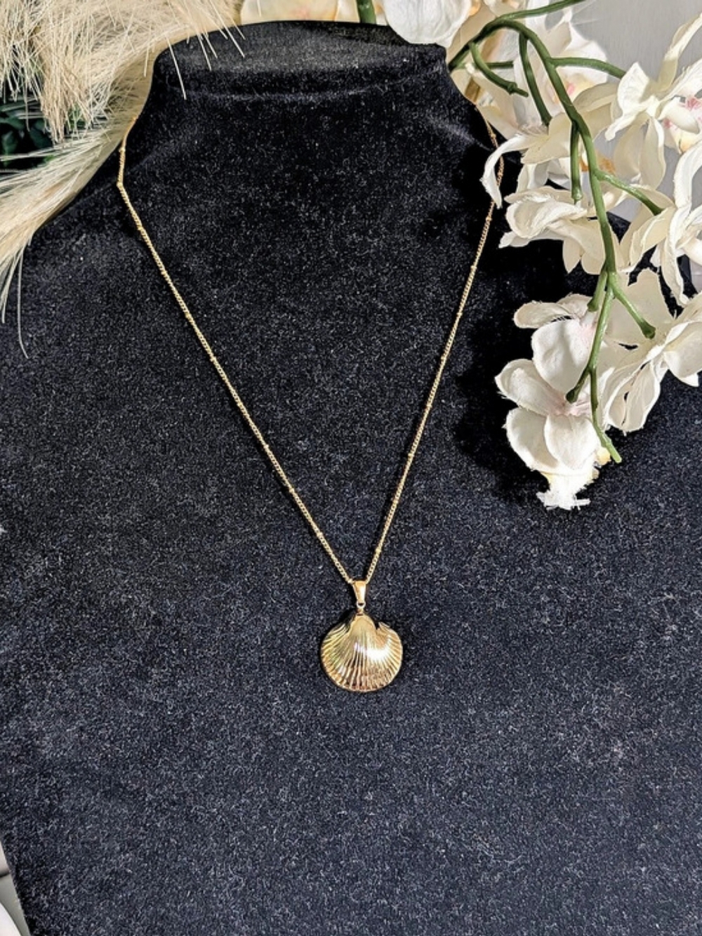 18k Plated-Stainless Gold Shell Pendant Necklace Like New